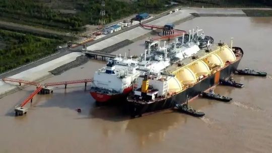 Exportación de gas: YPF tiene pensado avanzar con Golar en traer a Argentina un segundo barco de licuefacción