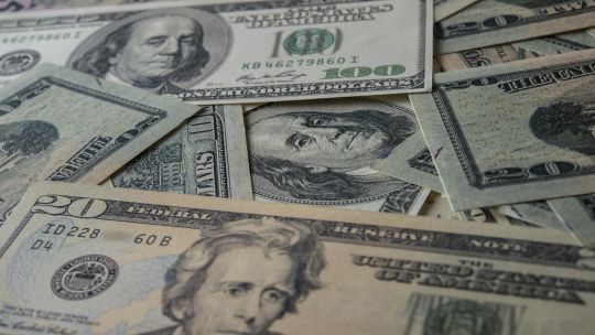 El dólar blue cerró a $1065 para la compra y $1075 para la venta