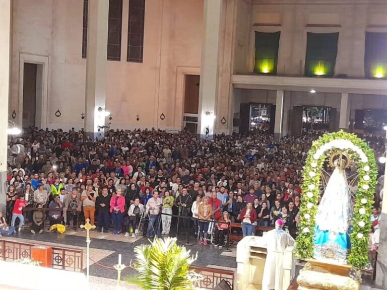 Una multitud rindió honores a la Inmaculada Concepción en un lluvioso inicio de festejos