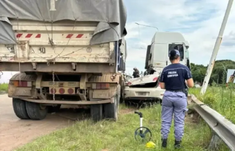 Automóvil, aplastado por un camión en Resistencia