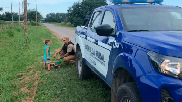 Encontraron a un nene de dos años caminando solo, perdido y con un autito de juguete