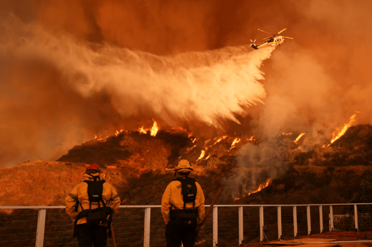 Ya suman 16 los muertos por los incendios en Los Ángeles.