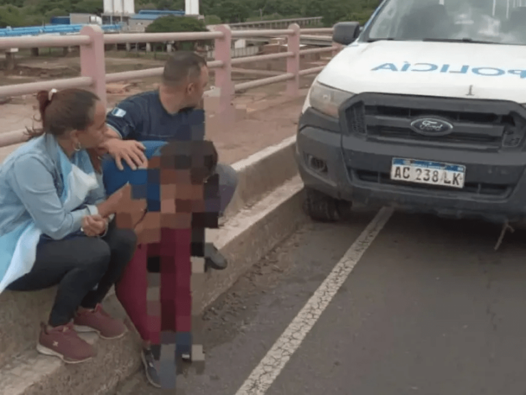 Policías evitaron que una mujer se arroje desde el puente Chaco-Corrientes