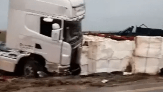 Un camión volcó en la ruta y perdió el cargamento