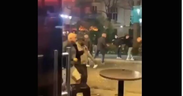 Video: terrible pelea entre hinchas de Aston Villa y PSG en París
