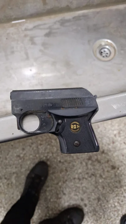 Un estudiante fue con un arma de fuego a la escuela