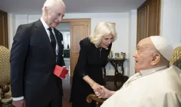 El Vaticano publicó una foto del Papa con los reyes Carlos y Camila