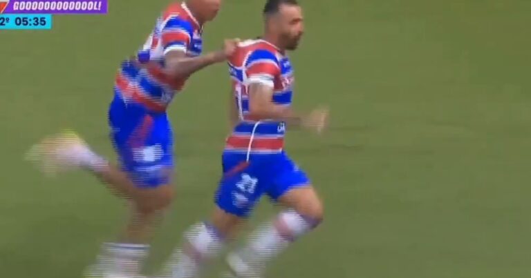 Video: Deyverson empujó a un compañero en el festejo de un gol y lo lesionó