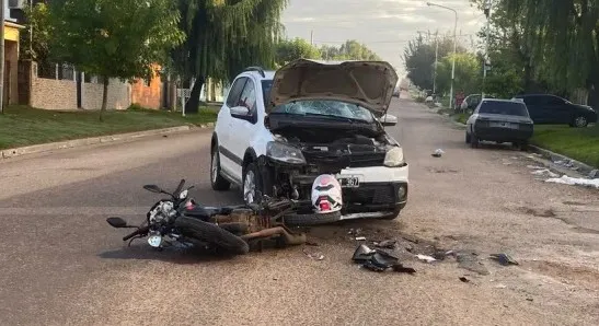 Otro choque entre moto y auto, arrojó como resultado el motociclista gravemente lesionado.