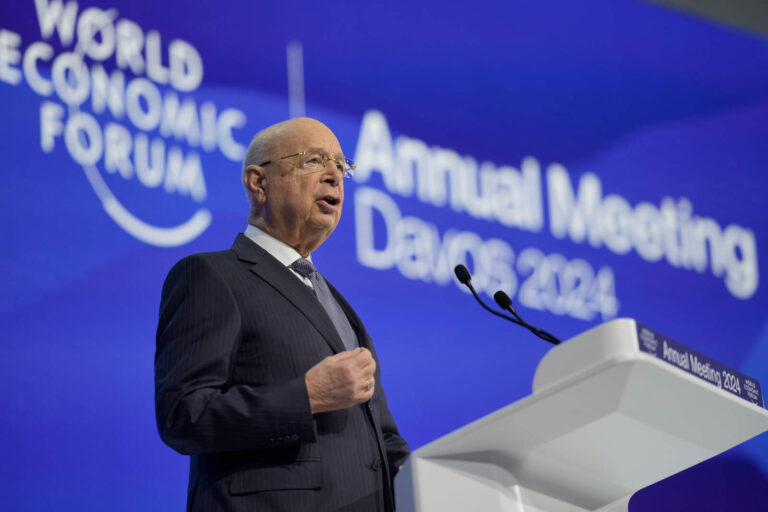 Finalmente renunció el comunista Schwab a la presidencia del Foro de Davos