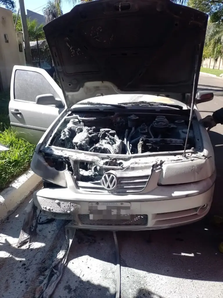 Circulaba tranquilamente cuando el diablo le metió fuego en el motor del auto.