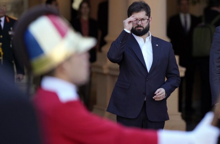 Chile firma un acuerdo con Reino Unido que promueve el tránsito de buques ingleses en Malvinas