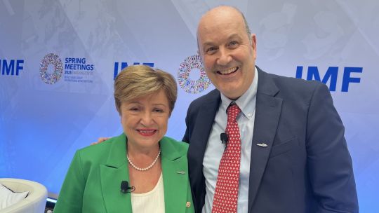 Sturzenegger sorprendió con un regalo a Georgieva: «Símbolo del equilibrio fiscal»