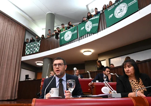 Chubut: Con los votos del peronismo se aprobó un nuevo endeudamiento de U$S 650 millones