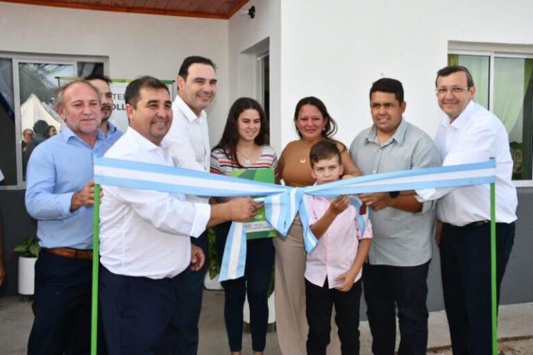 Valdés entregó viviendas y anunció más obras e infraestructura en dos localidades