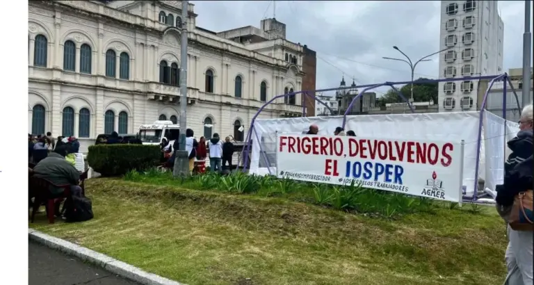 Tras la entrega del petitorio en contra de la disolución del Iosper, Agmer comenzó el acampe