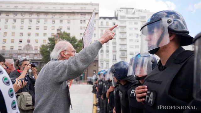 Jubilados reclaman por un aumento de los haberes y medicamentos