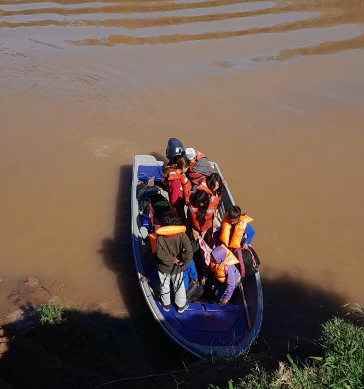 Alumnos realizan cruzada solidaria para ayudar a la escuela rural en la Isla La Josefina de Goya