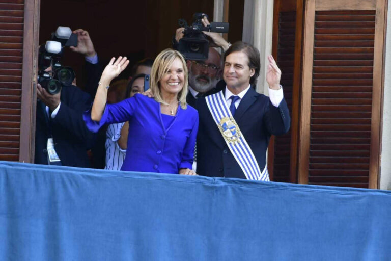 El juego de máscaras de Lacalle Pou: un gobierno zurdo encubierto