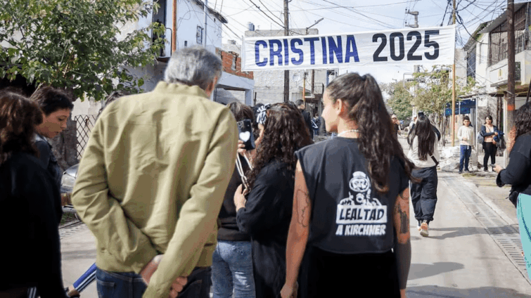 Máximo Kirchner y Mayra Mendoza encabezaron un acto con guiños a la candidatura de CFK.