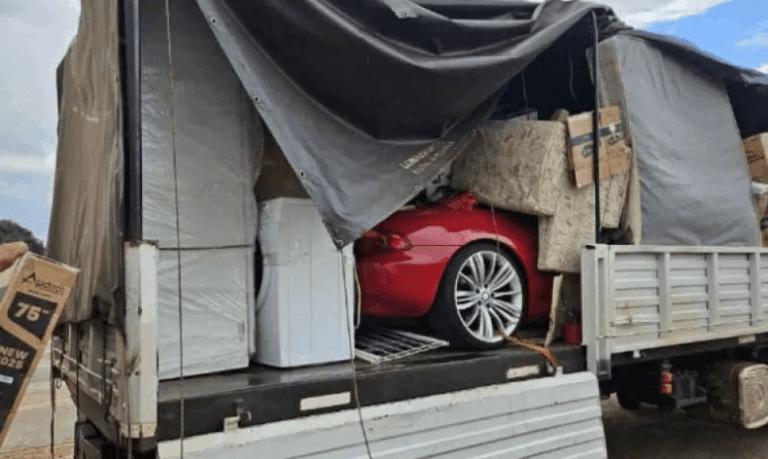 Hallan un automóvil deportivo cubierto de colchones y sillones