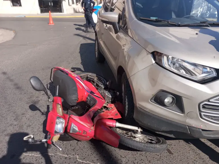 Choque entre un automóvil y una motocicleta en pleno centro de la ciudad