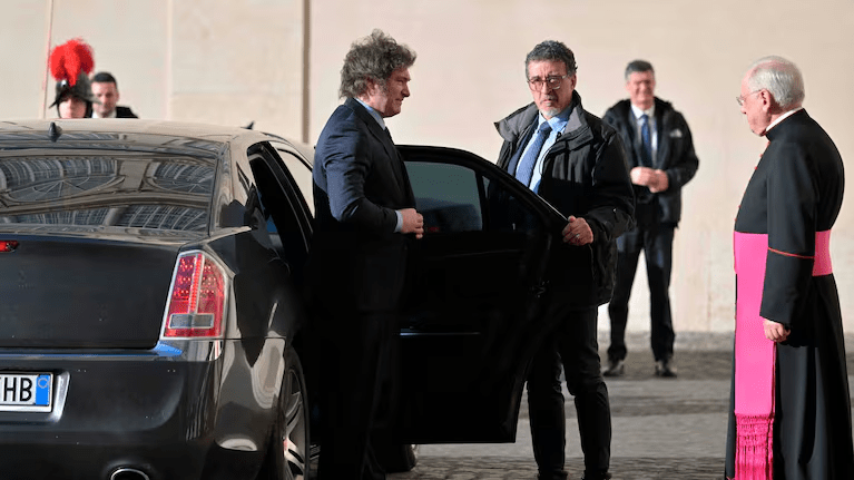 Javier Milei viajará a Roma para participar de la misa de asunción del papa León XIV