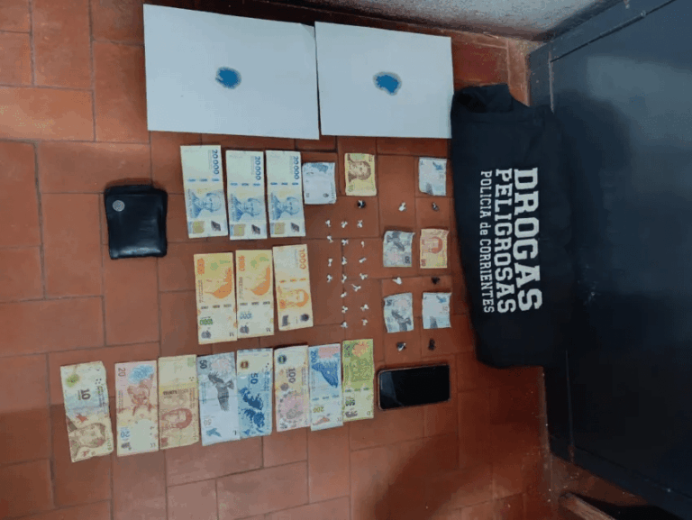 Detuvieron a un hombre con bochitas de cocaína y dinero en efectivo.