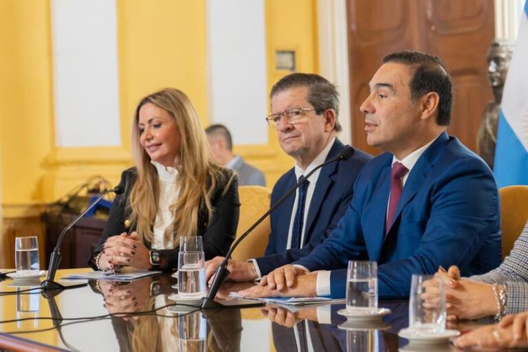 Valdés presentó una nueva fundación y líneas de crédito para emprender