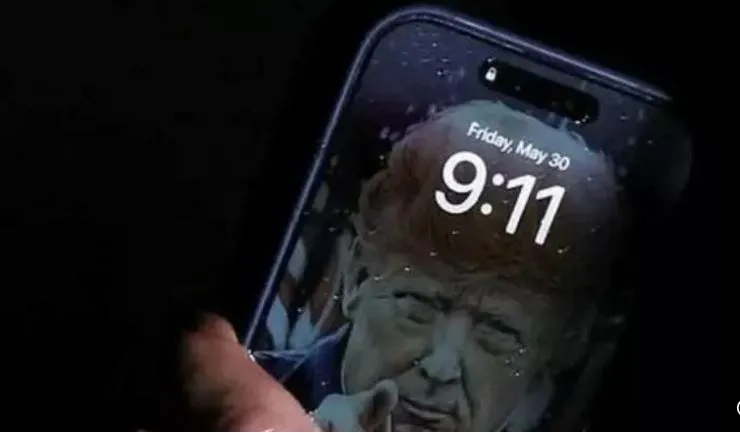 Por qué se ha hecho viral la pantalla del móvil de Donald Trump?