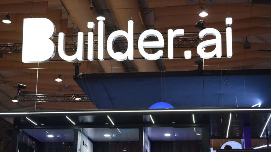 Builder.ai quebró porque su inteligencia artificial eran 700 empleados en India