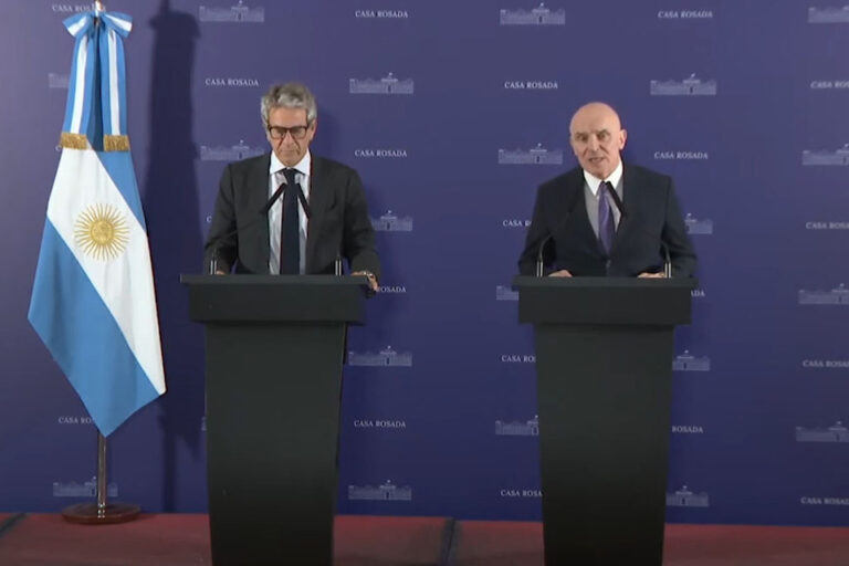 Desesperados por los dólares del colchón