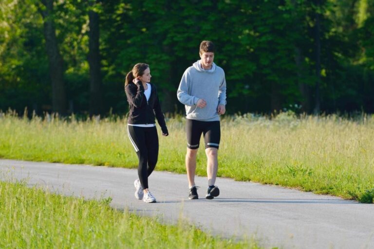 Qué significa que una persona siempre camine mirando al piso, según la psicología?