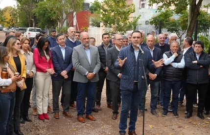 El Gobernador habilitó 17 cuadras de cordón cuneta en dos barrios capitalinos