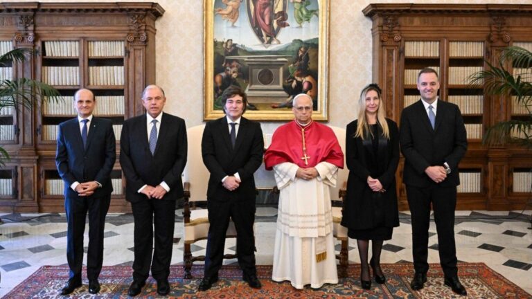 Las fotos de Javier Milei y el papa León XIV en su primer encuentro en el Vaticano