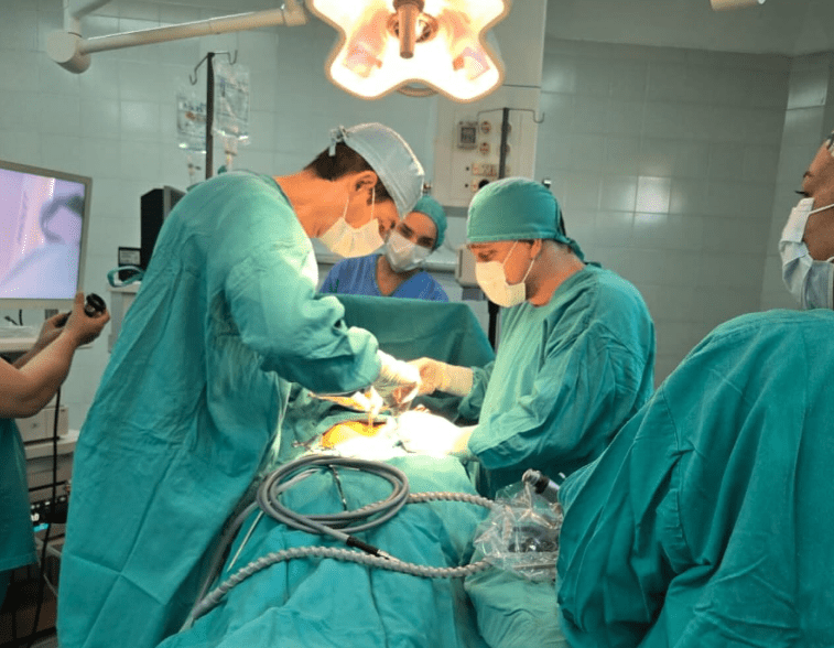 El hospital El Salvador realizó con éxito la primera cirugía laparoscópica