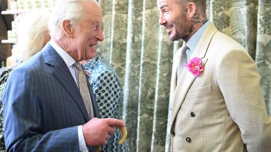 El sueño cumplido de Beckham: la espada del rey Carlos lo convirtió en «Sir David»