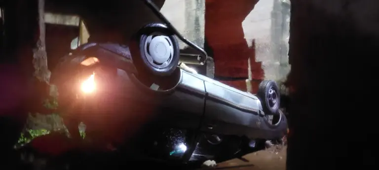 Un automovilista cayó a un puente y quedó con su auto dado vuelta en el lecho del arroyo.