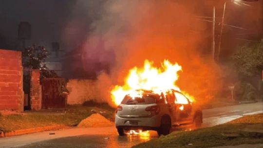 Encontraron dos cuerpos calcinados en un auto y detuvieron a cuatro sospechosos