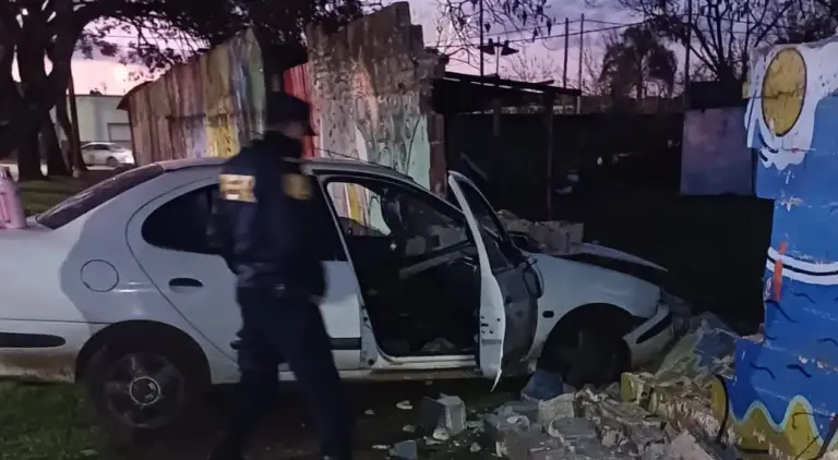 Aprendía a manejar, perdió el control de su auto y se estrelló contra el paredón de un club