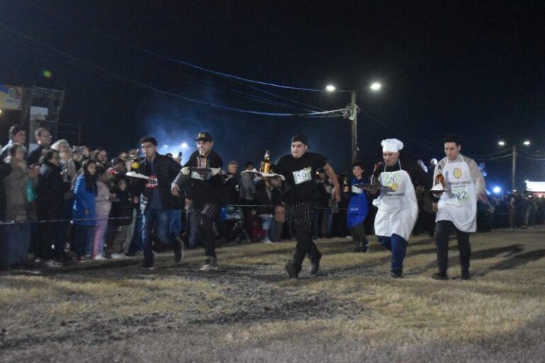 La Fiesta del Locro arrancó con una divertida carrera de mozos