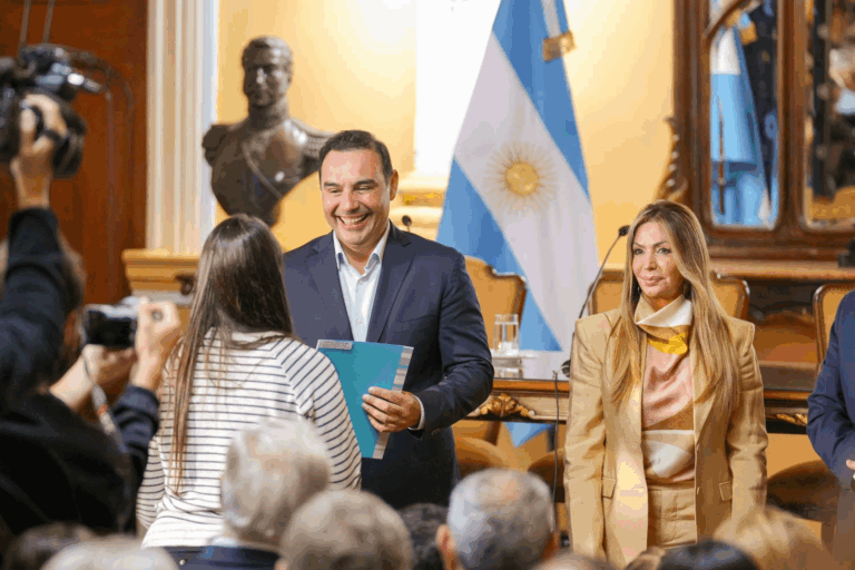 Con la entrega de microcréditos, Valdés reafirmó su apoyo a los emprendedores