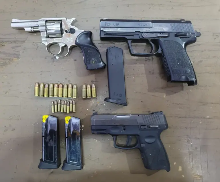 Detuvieron a dos pistoleros motoqueros con armas de guerra