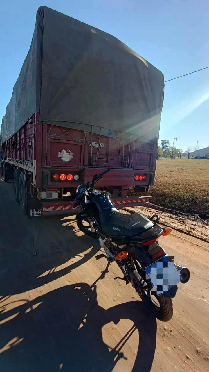 Dos motociclistas con fracturas tras chocar de atrás a un camión