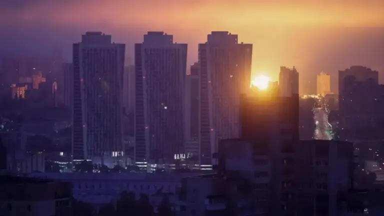 Una oleada mortal de misiles rusos azota Ucrania mientras drones de Kyiv provocan interrupciones en el aeropuerto de Moscú