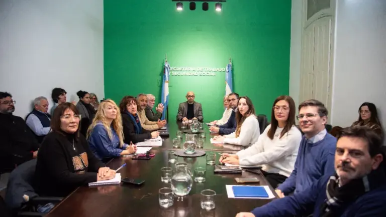 Los gremios aceptaron la oferta del gobierno: $50.000 mensuales en negro hasta septiembre