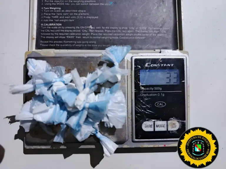 Motociclista vio la Policía y arrojó un bulto, lo pararon, revisaron el bulto y encontraron cocaína, fue detenido.