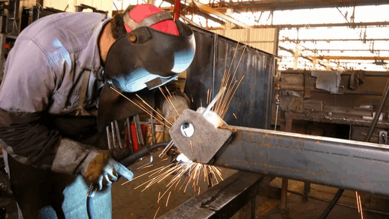 La industria cayó fuerte en junio y las pymes alertan sobre nuevos problemas que agudizan la crisis del sector