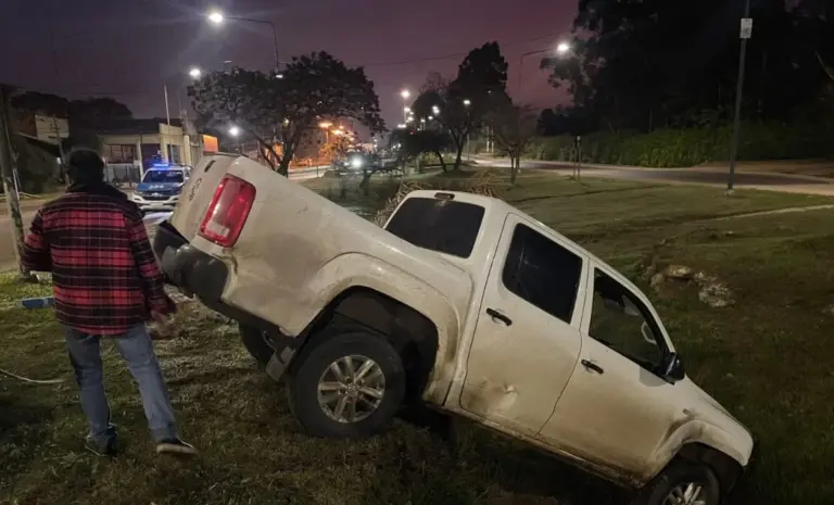 CONDUCTOR DE UNA AMAROK SIGUIO DE LA LARGO EN LA AVENIDA EVA PERON Y FRONDIZI LLEVANDOSE POR DELANTE EL CARTEL «CONCORDIA»