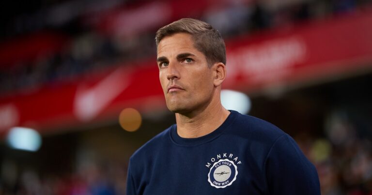 El DT español que decidió donar su sueldo tras malos resultados: «No merecemos este dinero»